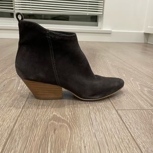 Size 8.5 Dolce Vita ankle boots